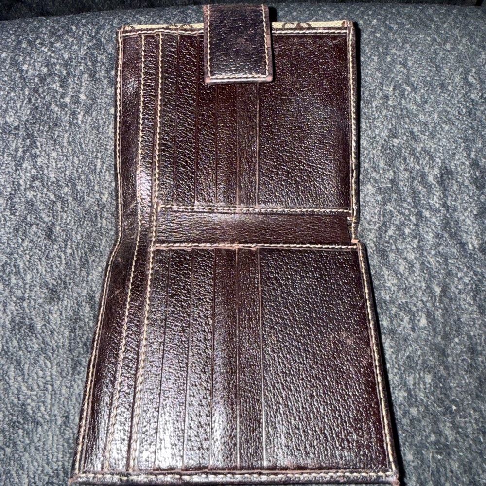 Gucci Beige Monogram Wallet with Green and Red Bow - Picture 5 of 8